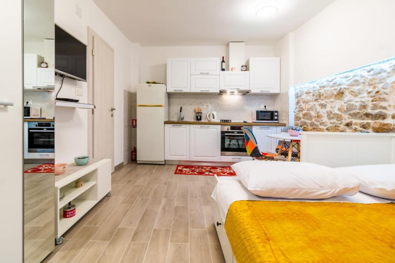 Studio Apartman Mirela Kastel Stafilic Kaštela المظهر الخارجي الصورة